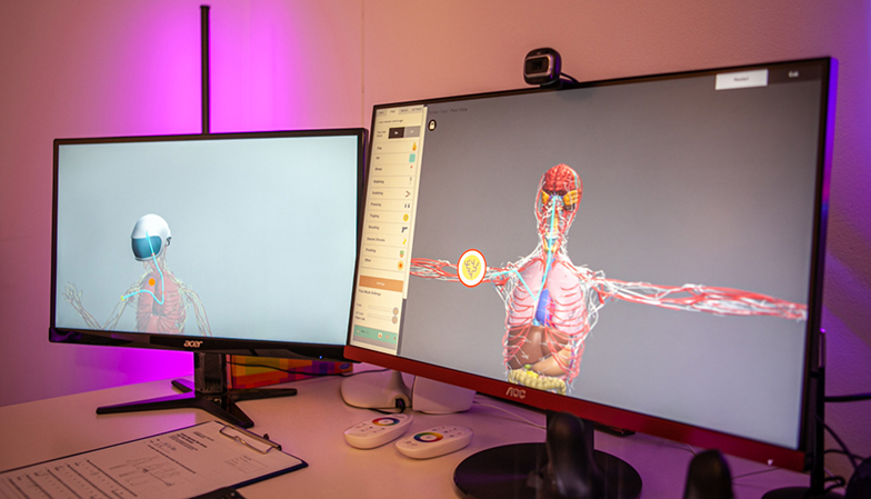 Clinician’s monitor showing a live anatomical tracking overlay alongside the patient’s headset view